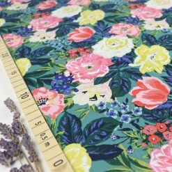 Bio Popeline Baumwollstoff Bouquet Aus Der Serie Perennial Von Cloud9