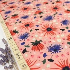 Bio Popeline Baumwollstoff Dahlia Blush Aus Der Serie Dragons & Lanterns Von Cloud9