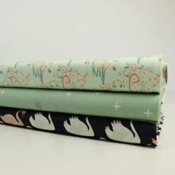 Bio Baumwollstoff Garden Grounds Budding Grün Von Art Gallery Fabrics -TextilKreativ Verkaufsgeschäft Garden Grounds Budding Gruen von Art 255 2