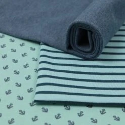 Bio Jersey Motiv Anchors Von Stoffonkel In Türkis Mit Dunkelblauen Ankern -TextilKreativ Verkaufsgeschäft Motiv Anchors von Stoffonkel in tuerkis 450 2