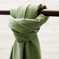 SOFT STRETCH TWILL In Moss Von Meet Milk