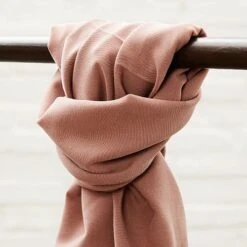 SOFT STRETCH TWILL In Old Rose Von Meet Milk