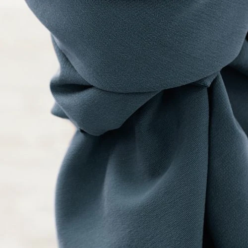 SOFT STRETCH TWILL In Dusty Blue Von Meet Milk 2 SOFT STRETCH TWILL In Dusty Blue Von Meet Milk – Bild 2